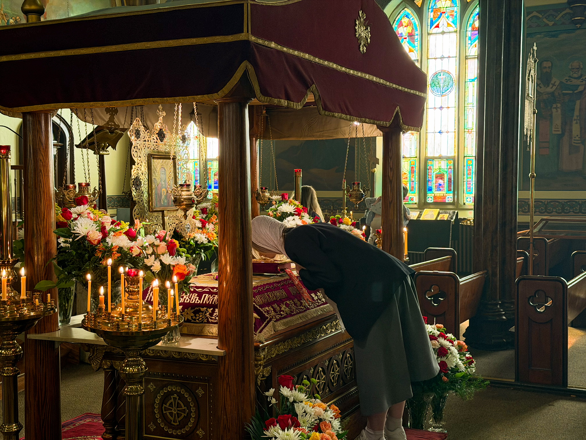 Venerating the tomb and icon of the body of Christ