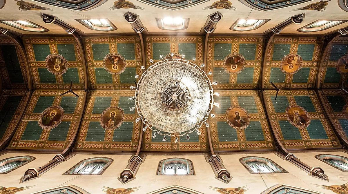 The chandelier of the cathedral nave