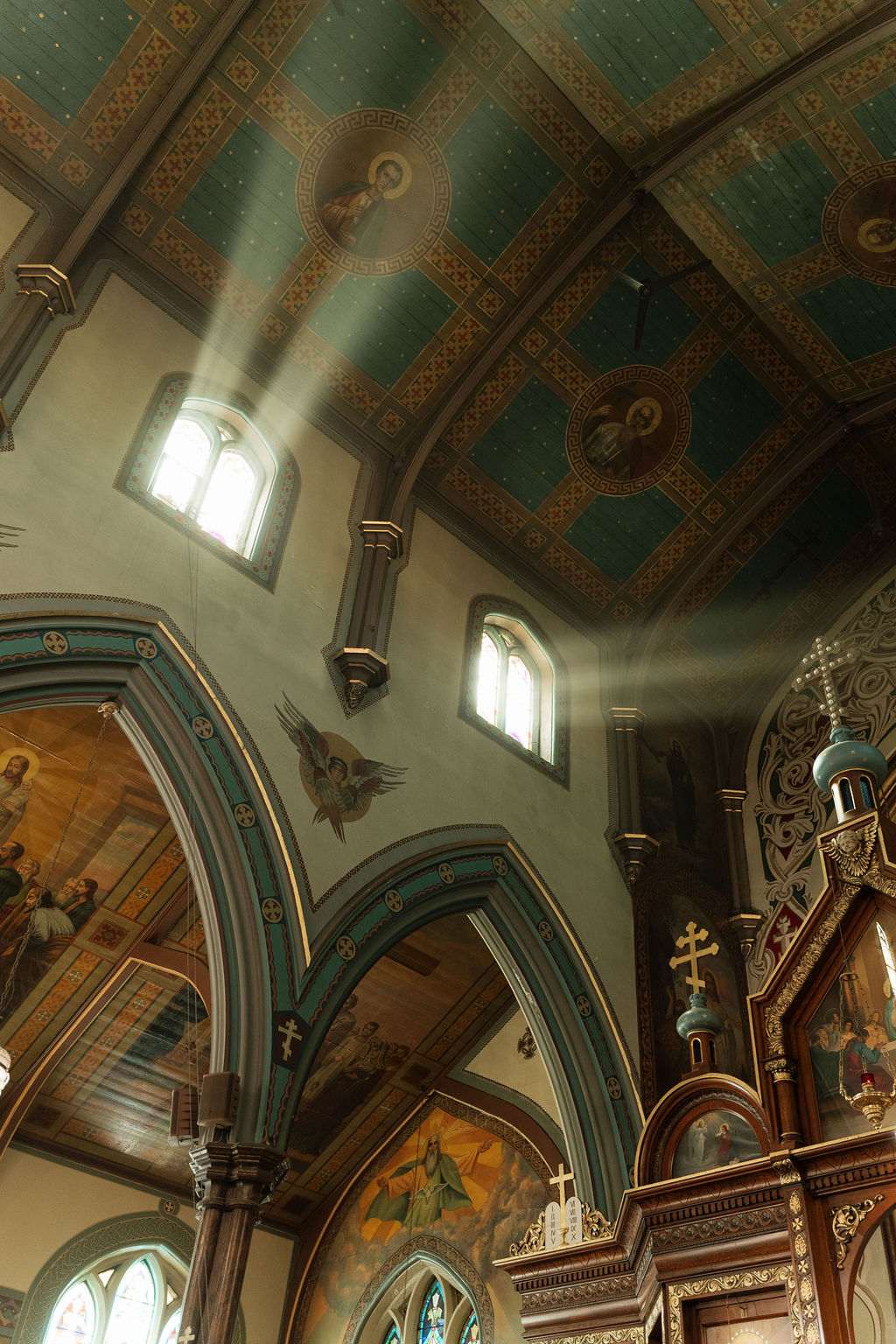 The arches and windows of the nave